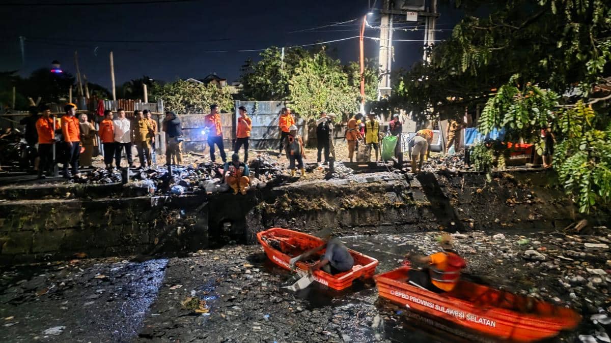 Aksi Tim Gabungan Bersihkan Kanal Karuwisi Makassar dari Tumpukan Sampah