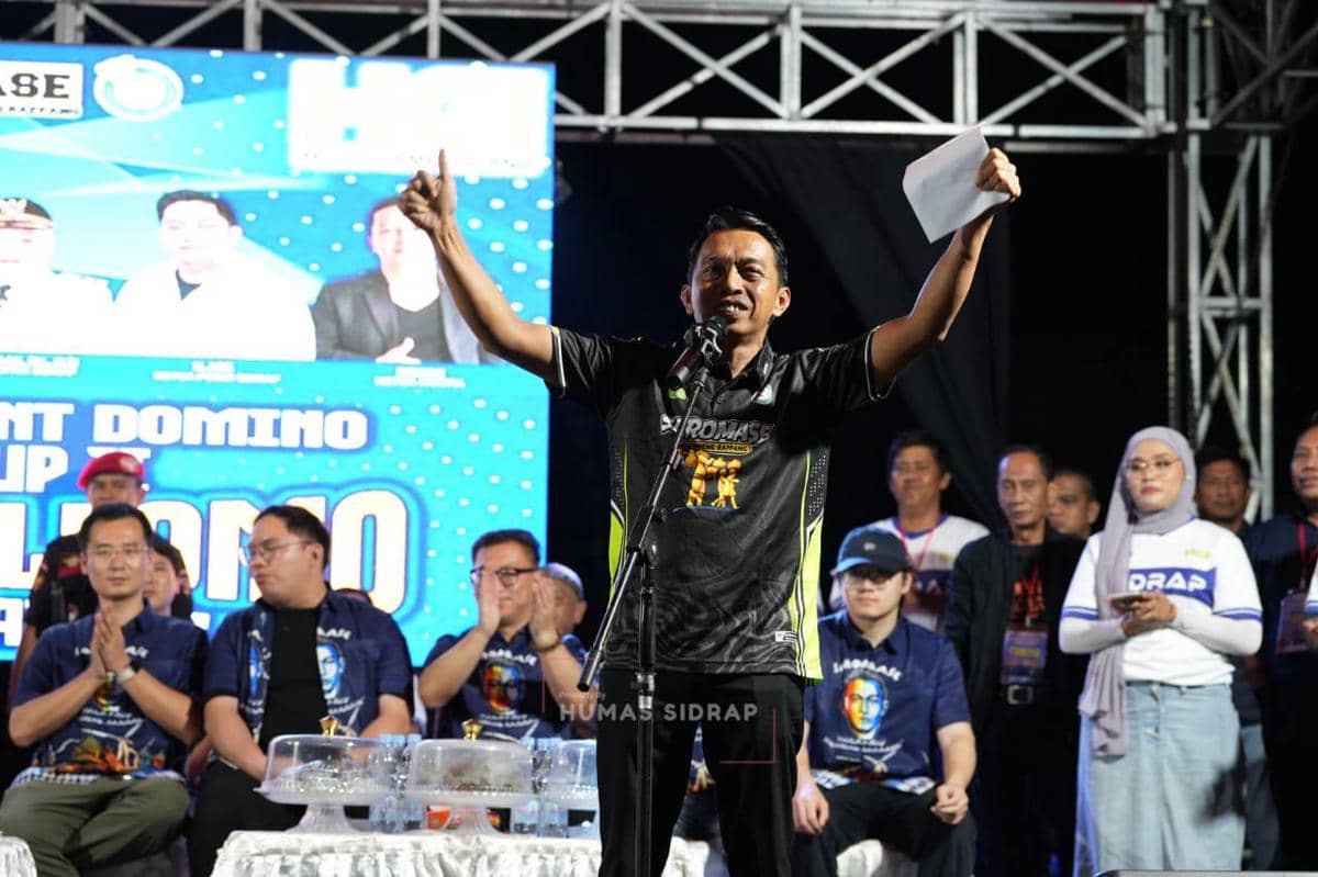 Bupati Sidrap Syaharuddin Alrif saat turnamen Domino Nene Mallomo Bupati Cup II 2026, di Stadion Ganggawa, Sidrap, 11-12 April 2026. (Dok. Humas Pemkab Sidrap)