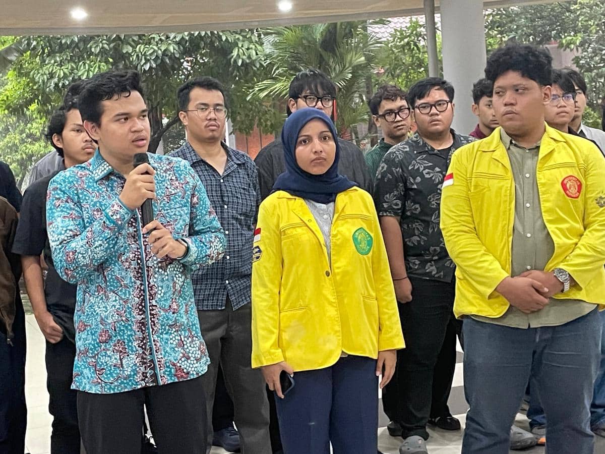 Kuasa hukum korban kasus pelecehan seksual Fakultas Hukum Universitas Indonesia (FH UI), Timotius Rajagukguk, di konferensi pers Aliansi BEM se-UI, Pusgiwa UI, Selasa (14/4/2026). (IDN Times/Yovita Arnelia)