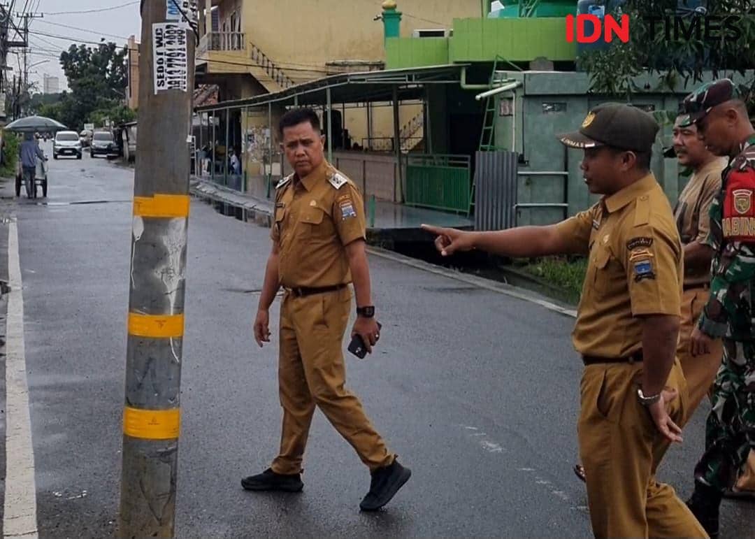Lokasi tiang listrik yang viral karena berada di marka jalan di Kawasan Sentosa Palembang (IDN Times/Rangga Erfizal)