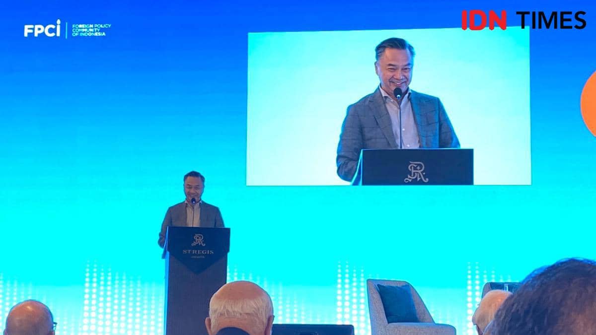 Founder FPCI Dino Patti Djalal membuka Middle Powers Conference 2026. 