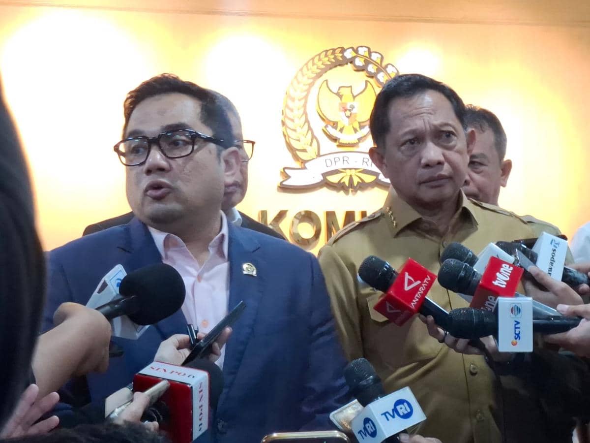 Ketua Komisi II DPR RI Muhammad Rifqinizamy Karsayuda (kiri) dan Mendagri Tito Karnavian (kanan) di Gedung DPR RI.