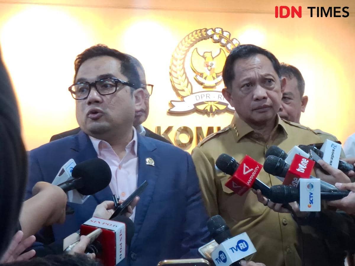 Ketua Komisi II DPR RI Muhammad Rifqinizamy Karsayuda (kiri) dan Mendagri Tito Karnavian (kanan) di Gedung DPR RI. 