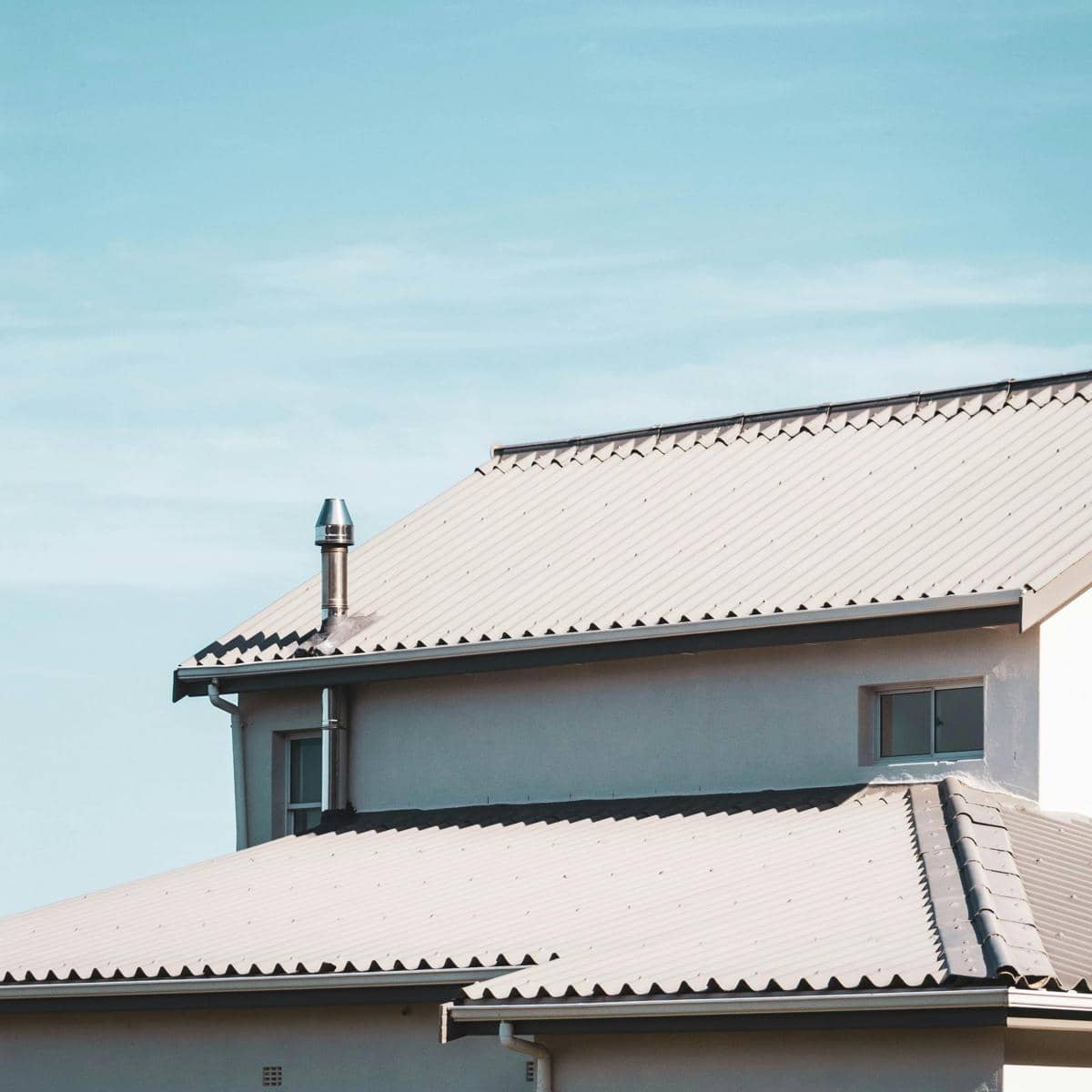 ilustrasi atap metal berpasir