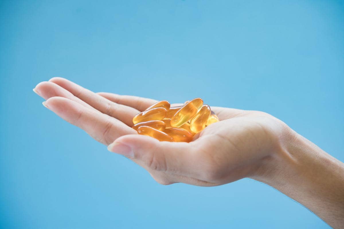 ilustrasi mengonsumsi vitamin 