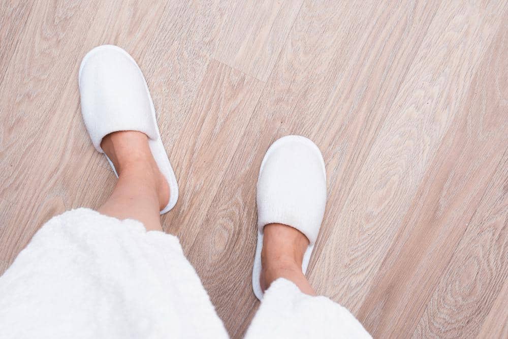 ilustrasi memakai sandal tipis