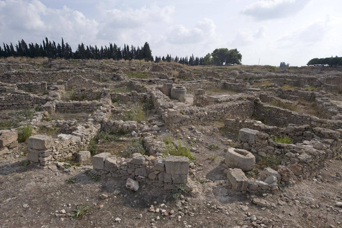 potret reruntuhan kota kuno Ugarit di Suriah, tempat ditemukannya ribuan prasasti tanah liat termasuk Hurrian Hymn No. 6