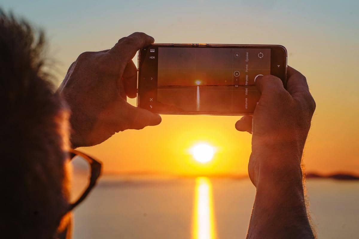 ilustrasi memotret sunset