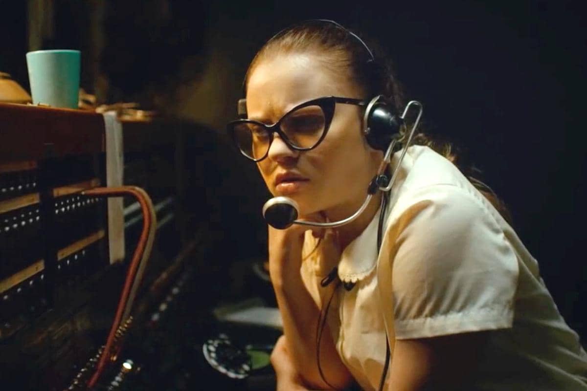 adegan dalam film The Vast of Night