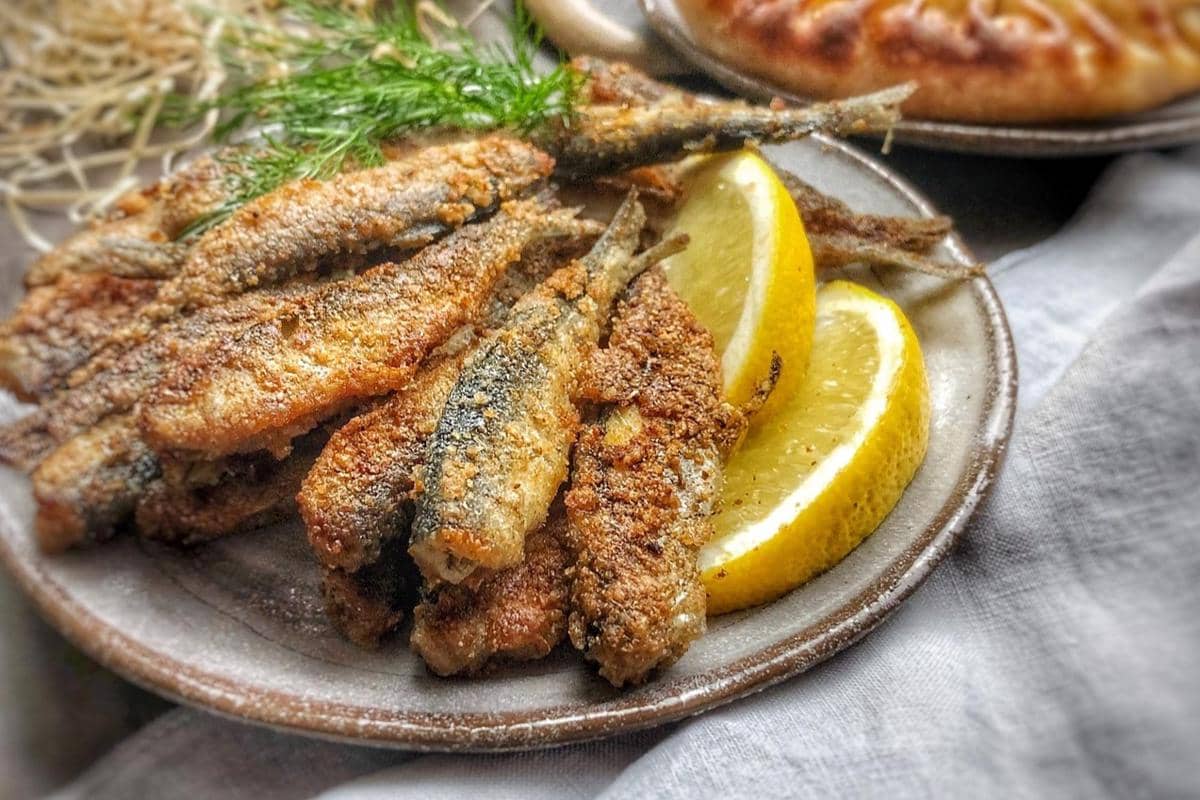 5 Tips Memasak Bandeng Goreng Telur yang Crispy dan Tidak Hancur