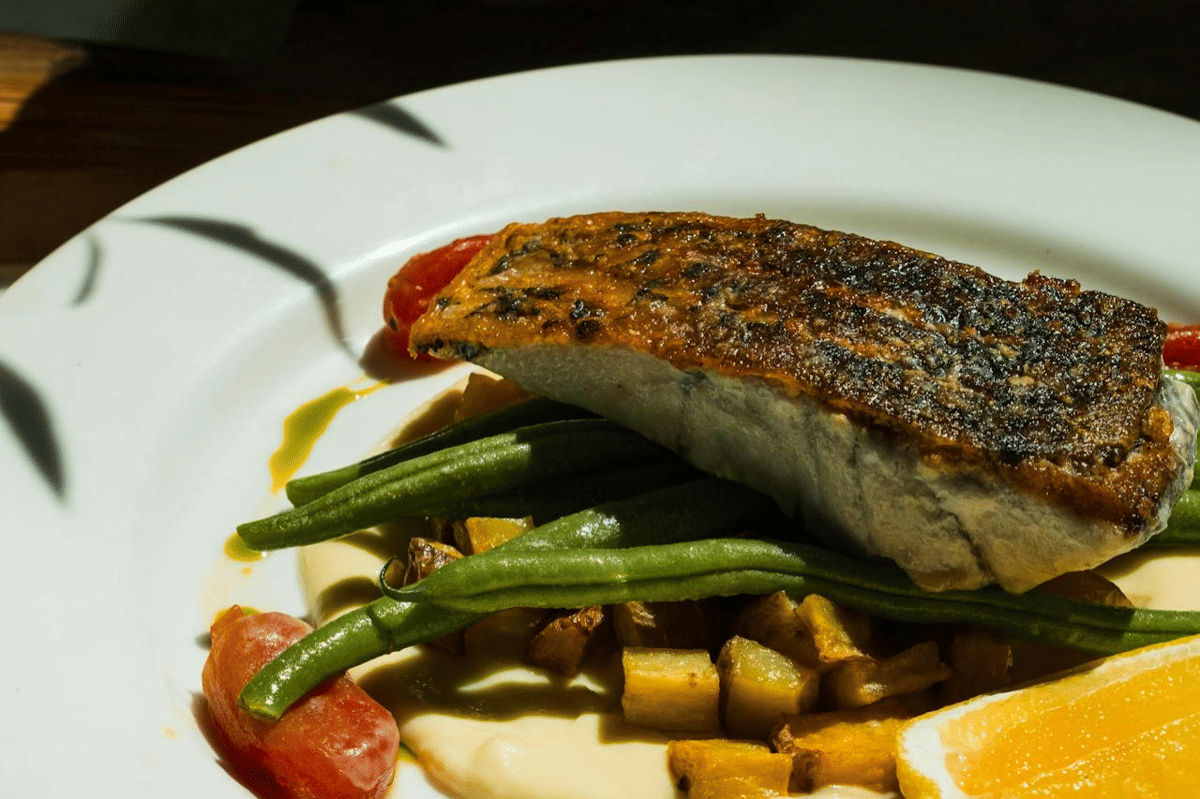 ilustrasi salmon kulit renyah