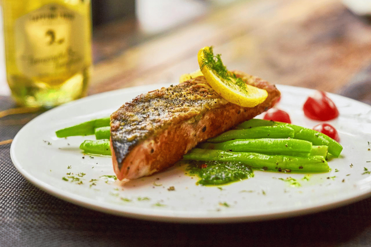 Resep Salmon Kulit Renyah dengan Asparagus, Kreasi Salmon Anti Bosan!