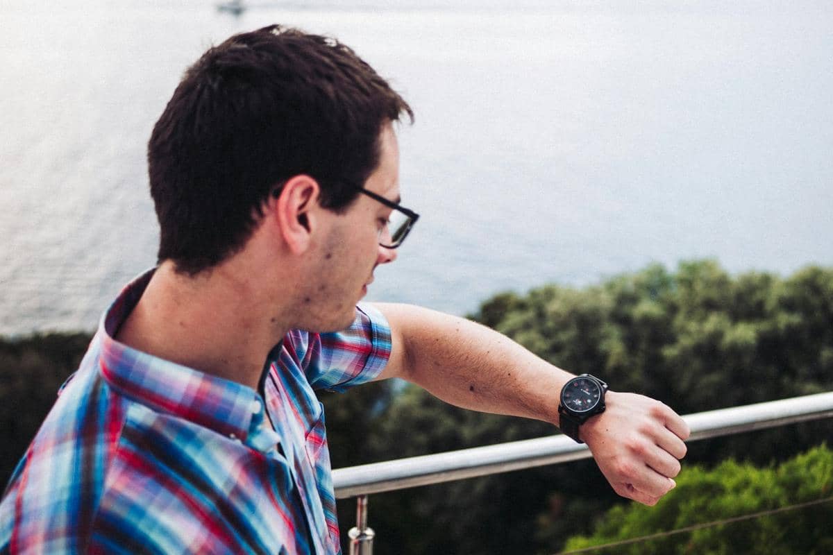 ilustrasi orang melihat jam tangan