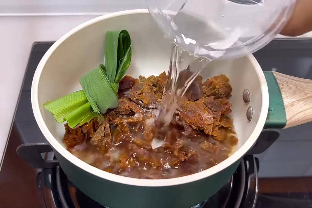 ilustrasi membuat bubur sumsum pandan 