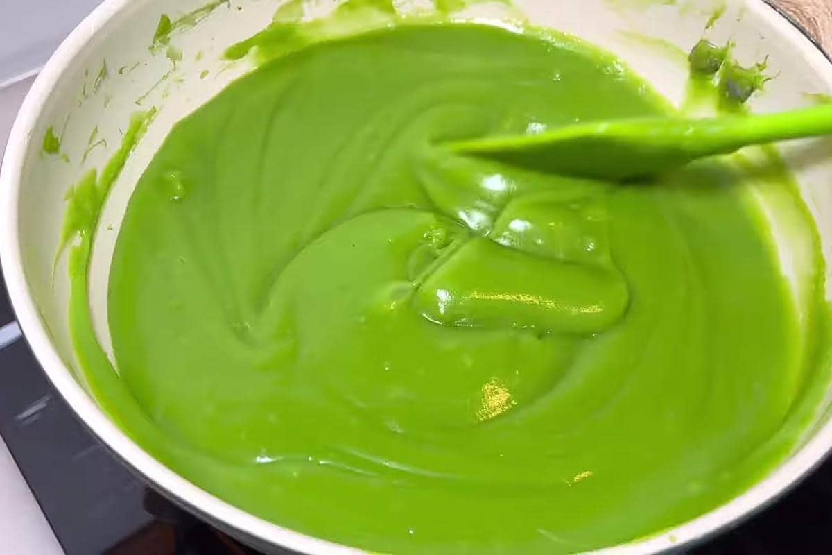 ilustrasi membuat bubur sumsum pandan