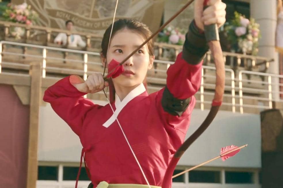 Seong Hui Ju (IU) dalam drakor Perfect Crown 