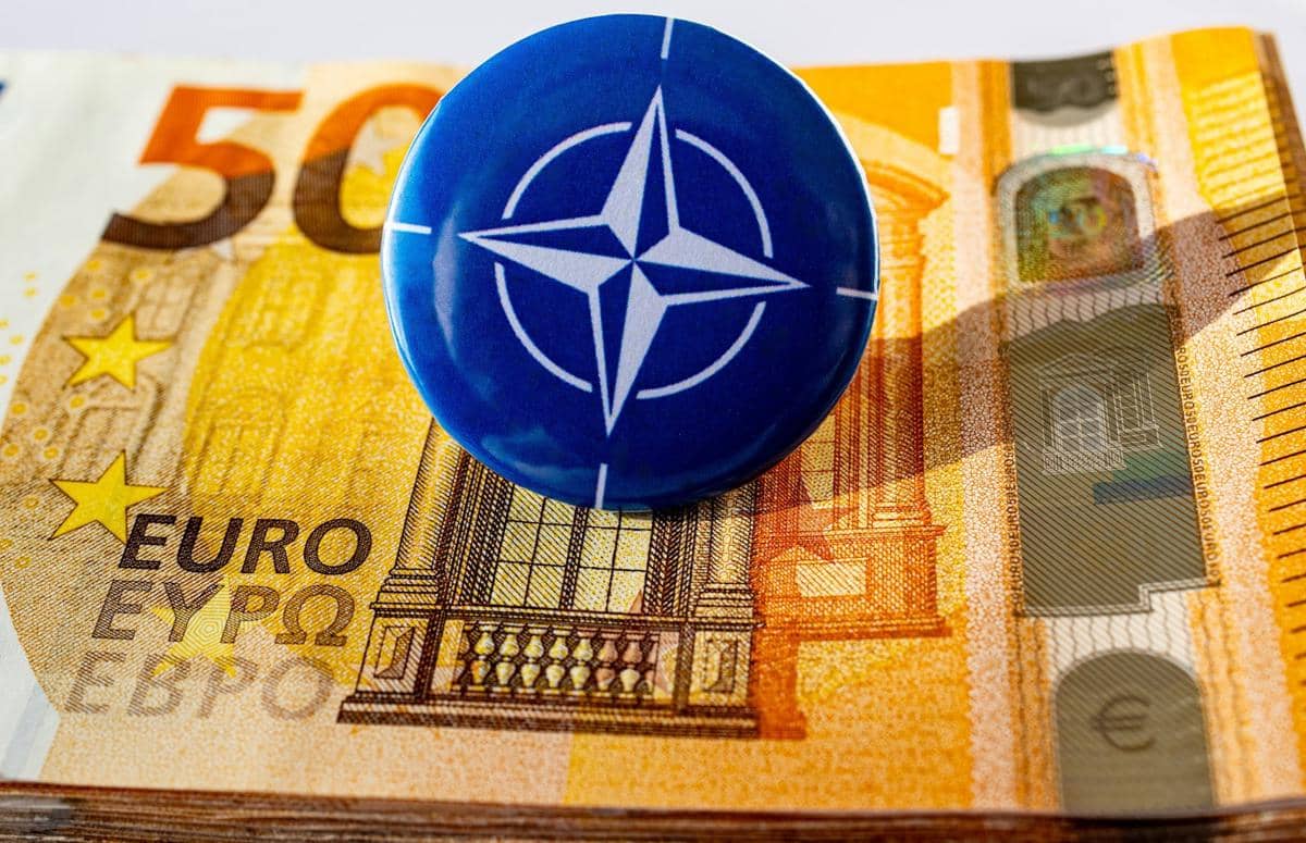 Logo NATO.