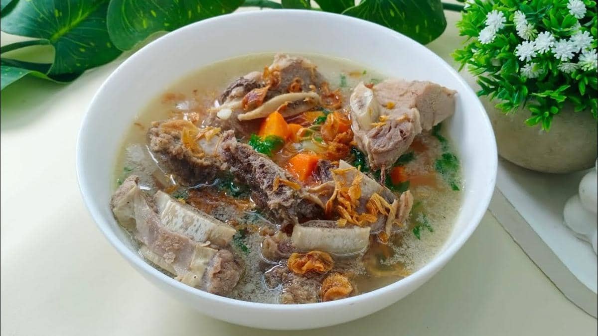 Resep Sop Iga Sapi Bening Empuk dan Segar, Cara Buatnya Simpel!