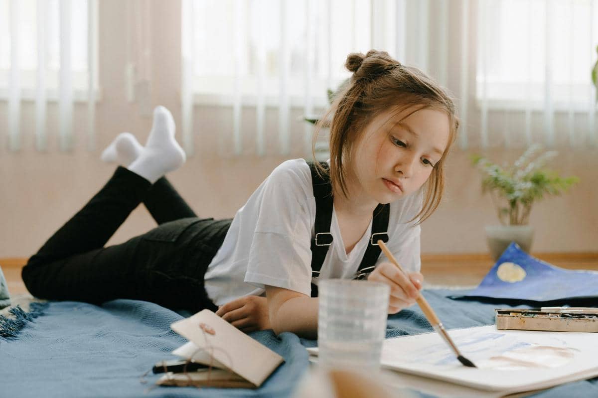 ilustrasi anak sedang melukis 