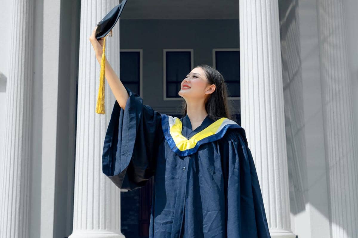 Ilustrasi perempuan berpendidikan