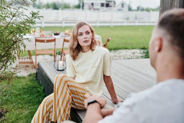 ilustrasi diskusi dengan keluarga 