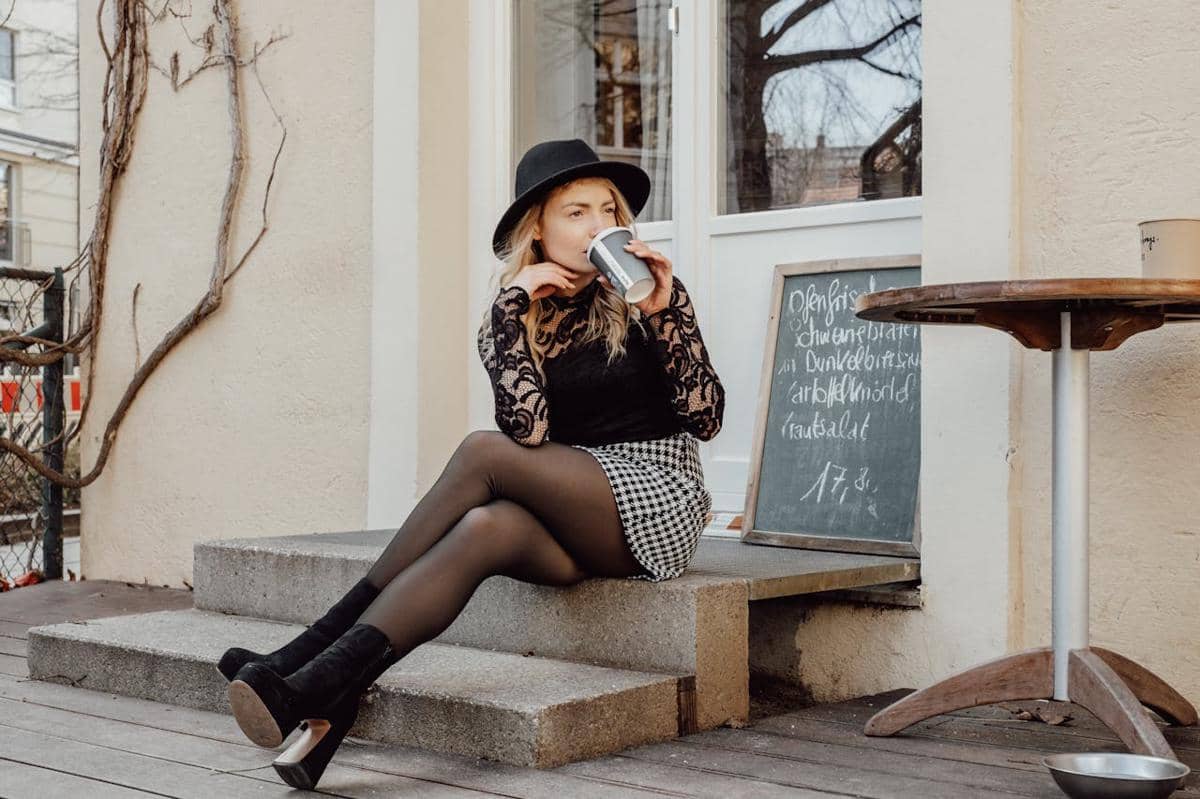 4 Tips Memakai Padu Padan Rok Pendek dan Stocking