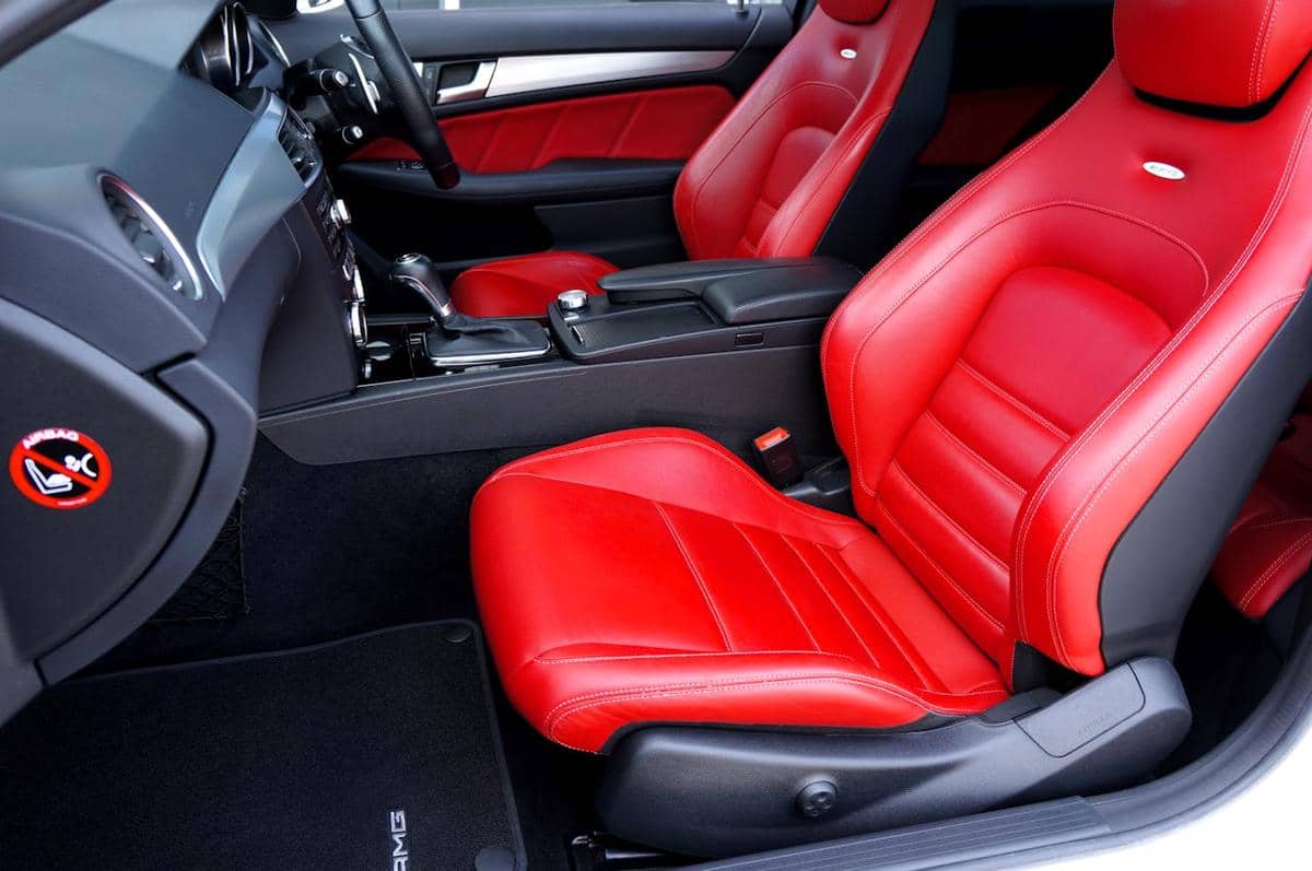 5 Perbedaan Jok Kulit dan Fabric, Mana Lebih Nyaman Dipakai Lama?