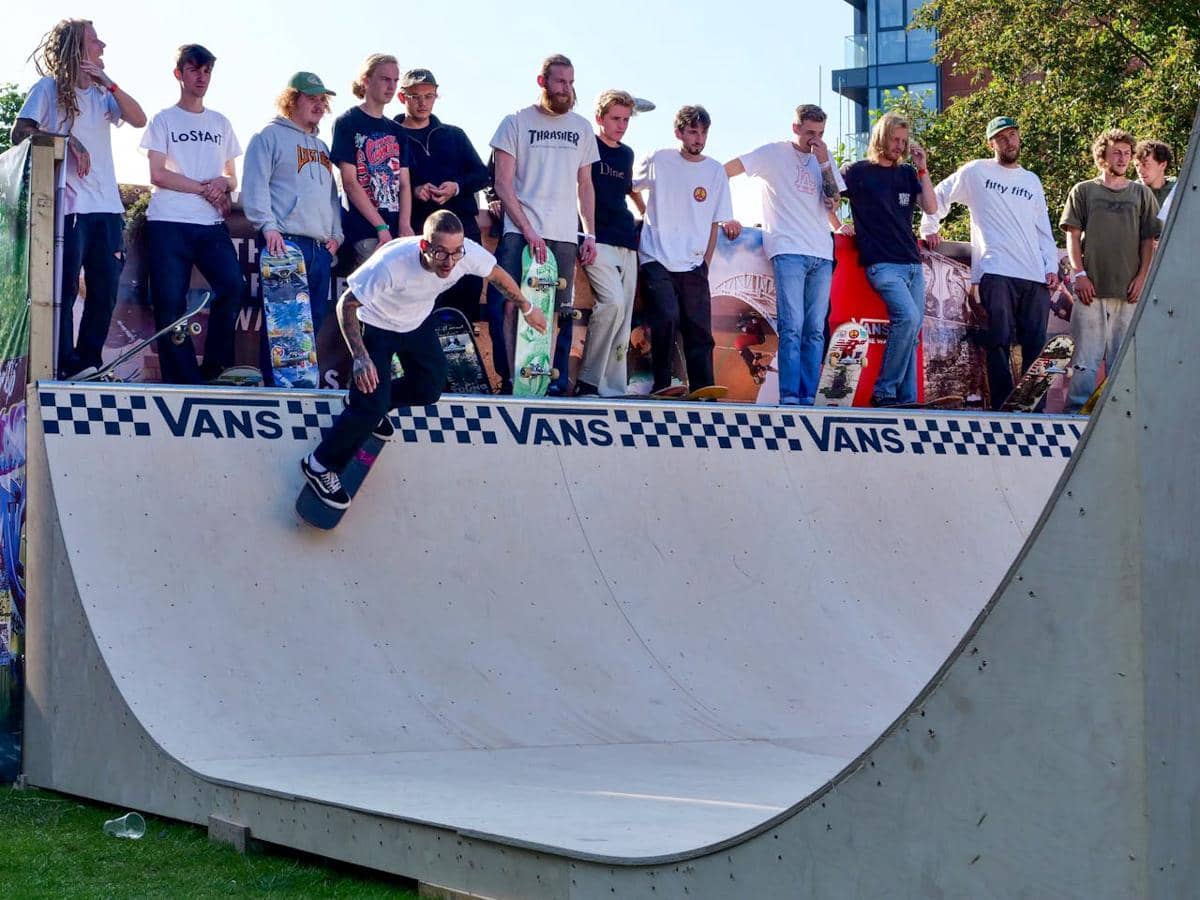 ilustrasi main skateboard