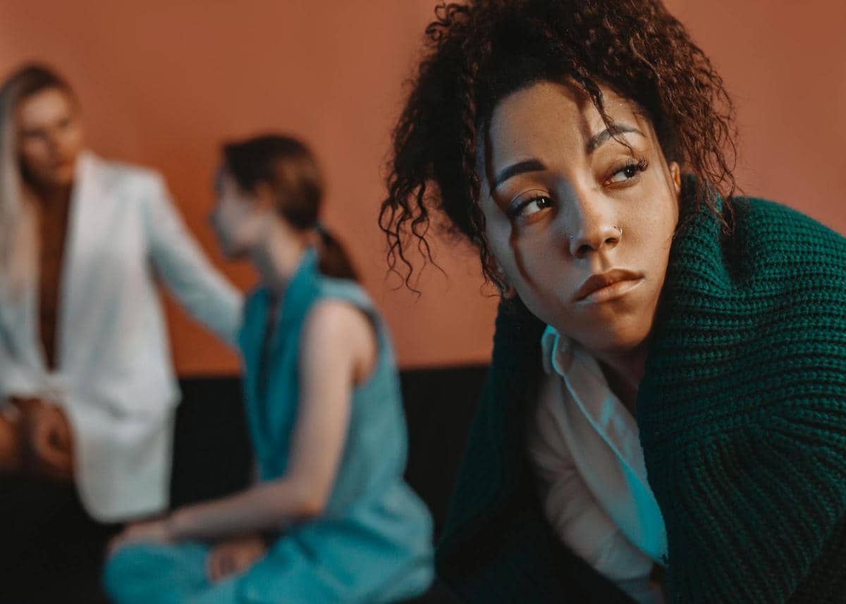 seorang perempuan yang merasa gelisah