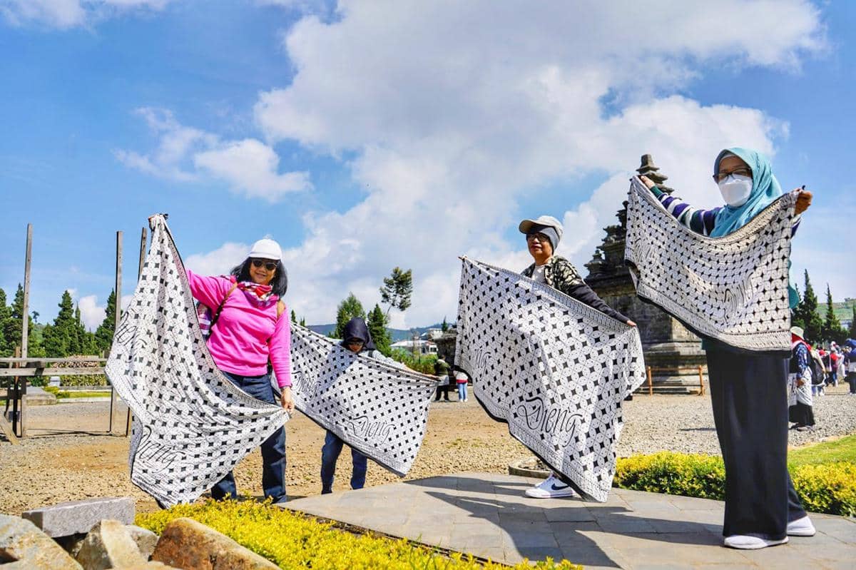 Ilustrasi perempuan mendukung produk lokal