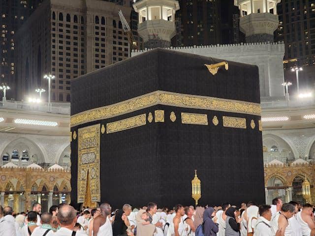 ilustrasi melakukan tawaf