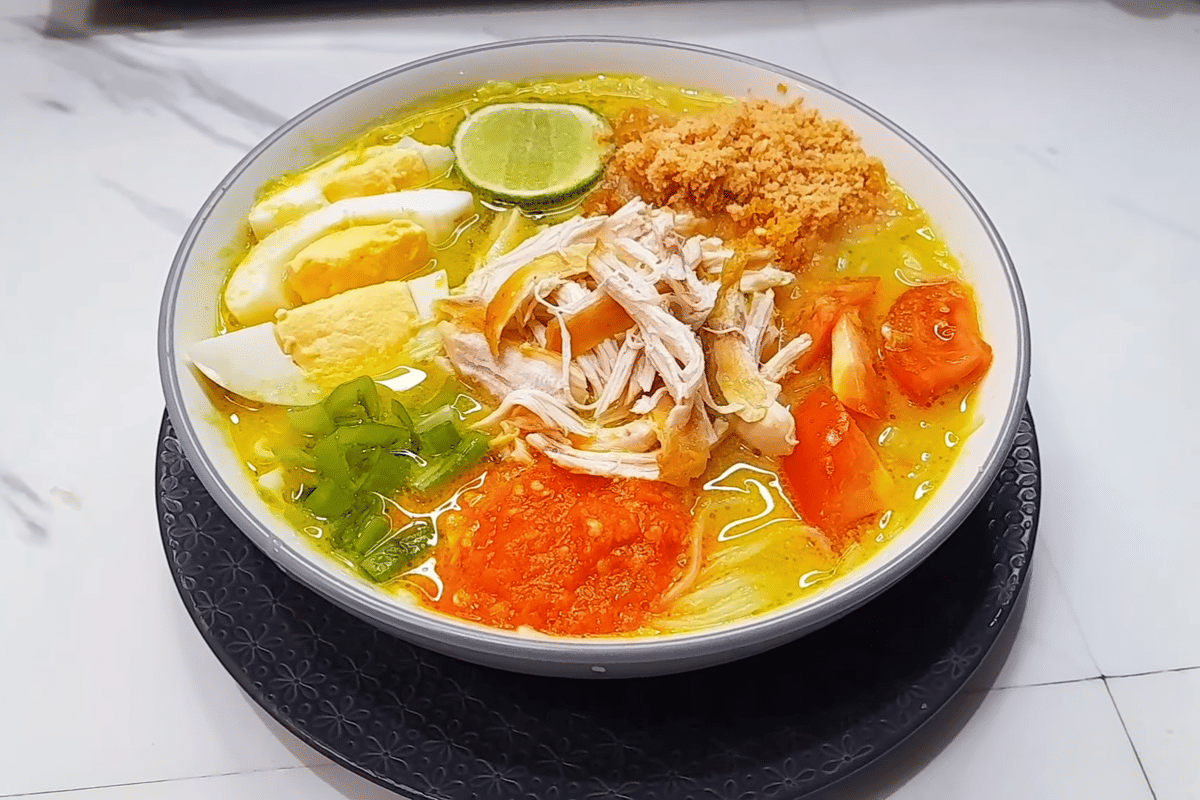 ilustrasi soto ayam kuah bening 