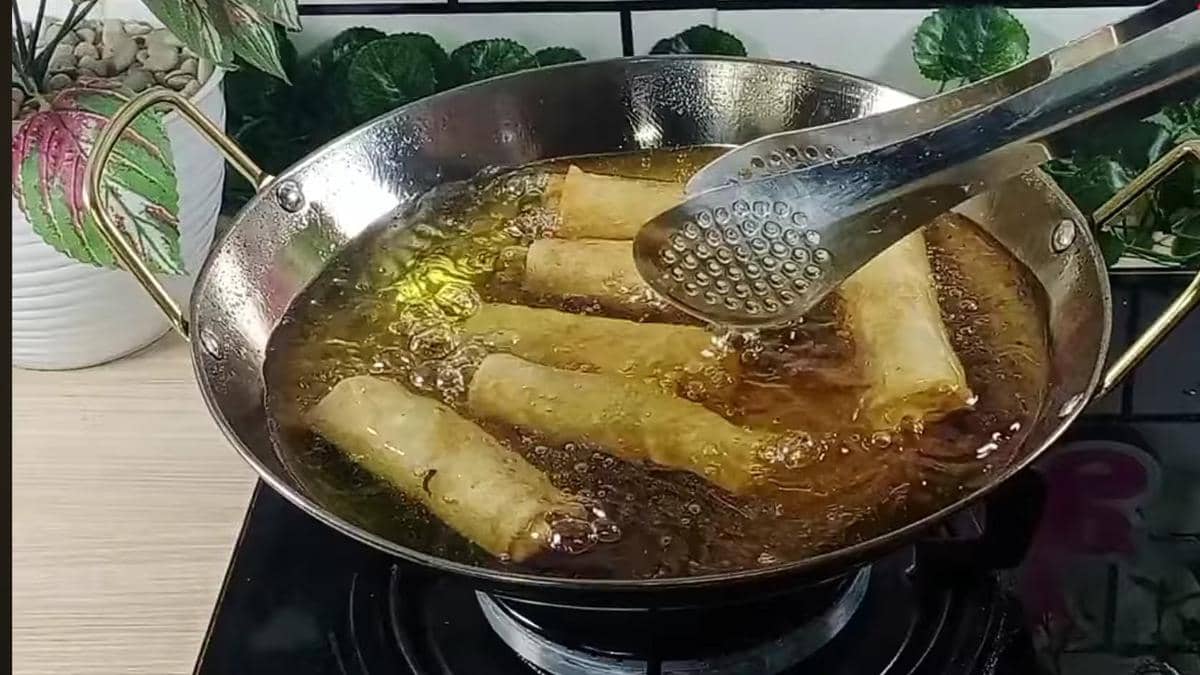 ilustrasi menggoreng lumpia rebung khas Semarang 