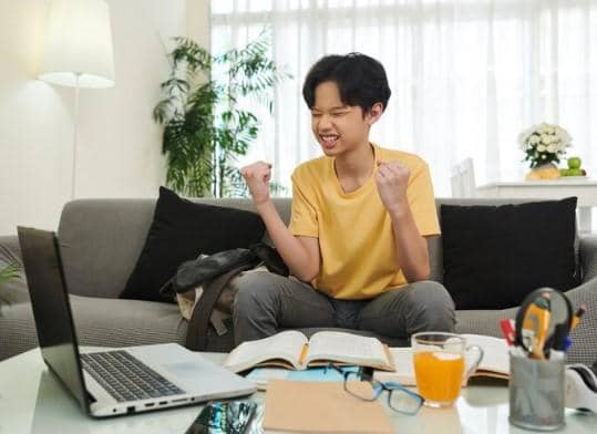 ilustrasi memakai aplikasi keuangan