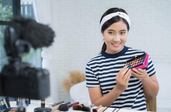 ilustrasi menjadi content creator 