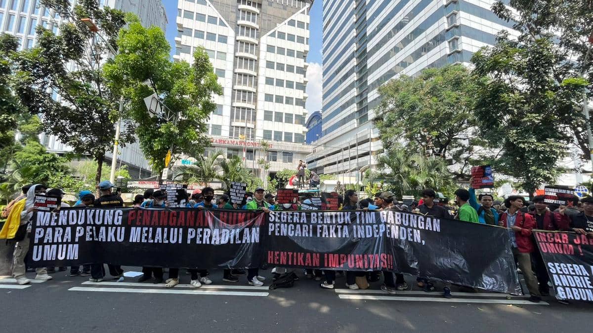 Aktivis Sosial Peduli Demokrasi dan Hukum menggelar aksi di depan Mahkamah Konstitusi (MK) pada Selasa (14/6/2026). (Dok. Istimewa)