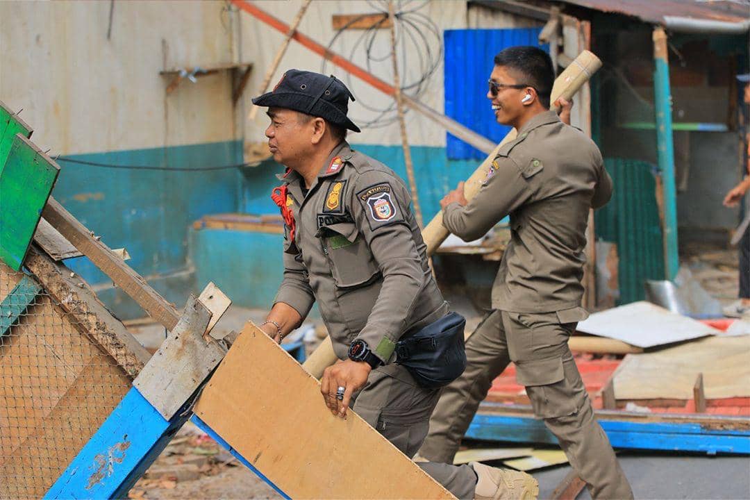 Pemerintah Kecamatan Tallo menggalakkan penertiban tempat usaha yang menempati fasilitas umum trotoar. (Dok. Humas Pemkot Makassar)