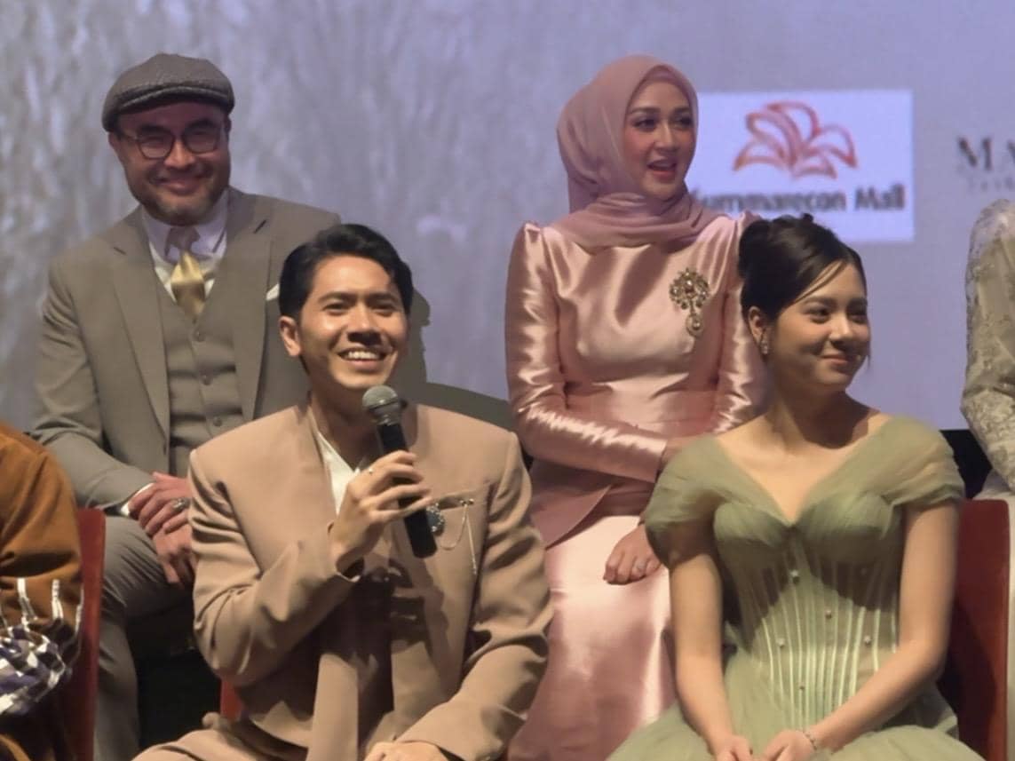 Emir Mahira dan Zee Asadel dalam konferensi pers pada Rabu (15/4/2026)