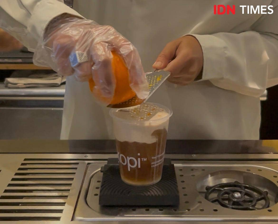 Potret proses pembuatan Golden Mont Blanc di Suasanakopi, Sarinah, Jakarta Pusat