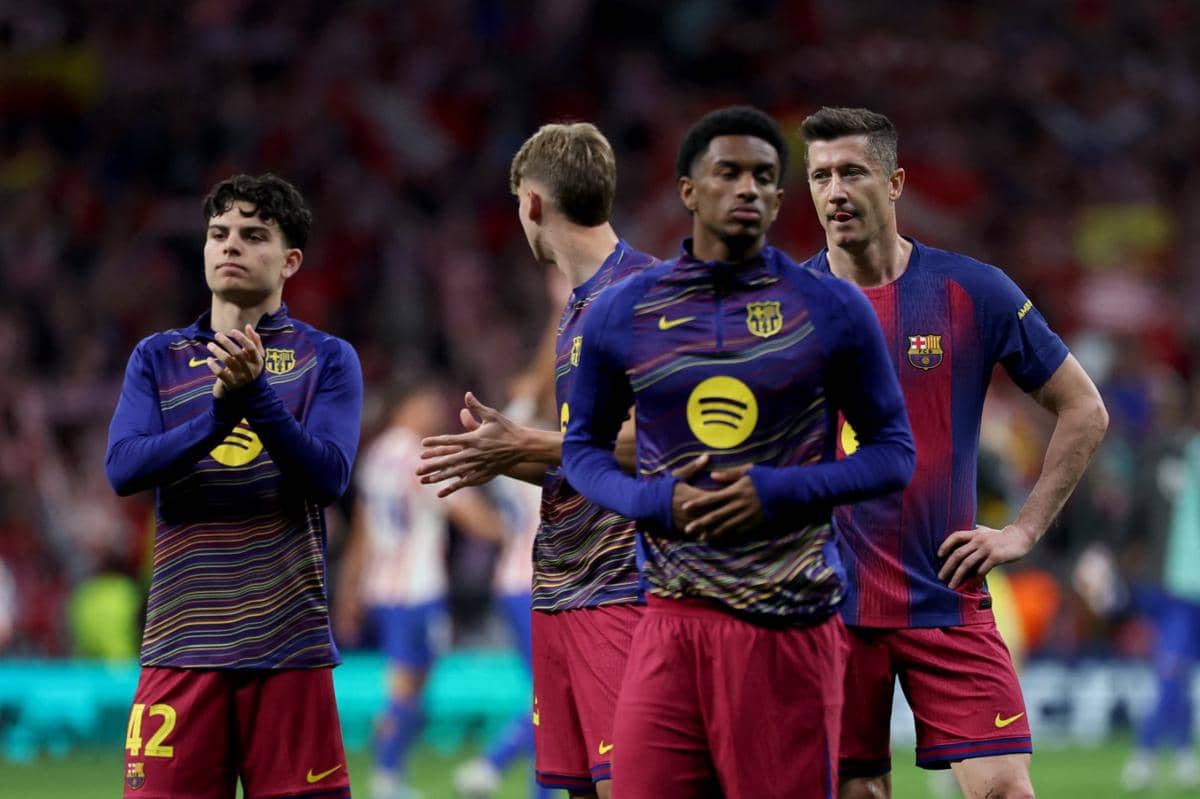 Para pemain Barcelona meratapi kegagalan lolos ke semifinal Liga Champions.