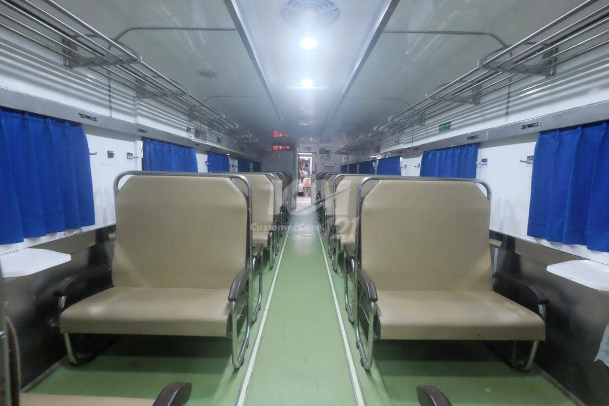 Potret kursi Ekonomi Tegak Lurus konfigurasi 2-2 