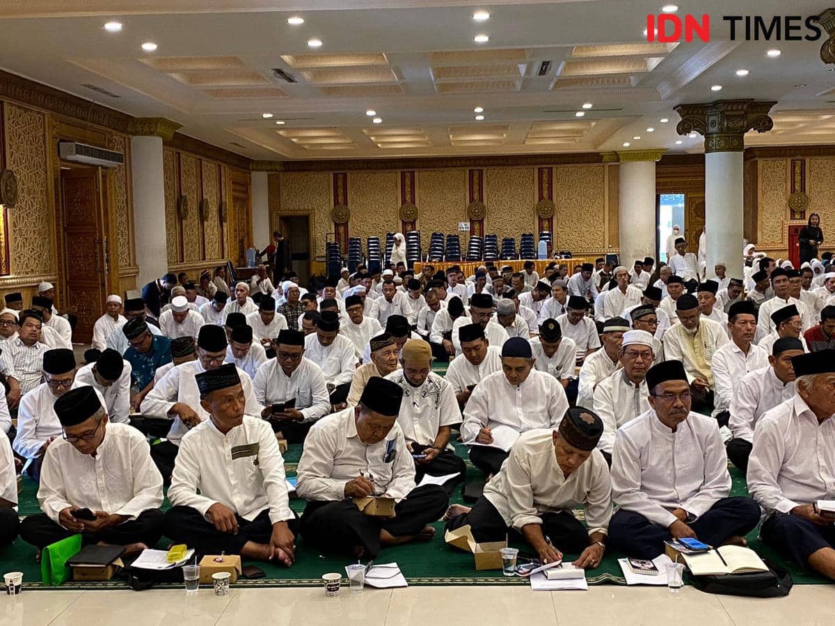 Manasik haji yang dilakukan oleh calon jemaah haji di Pontianak. 