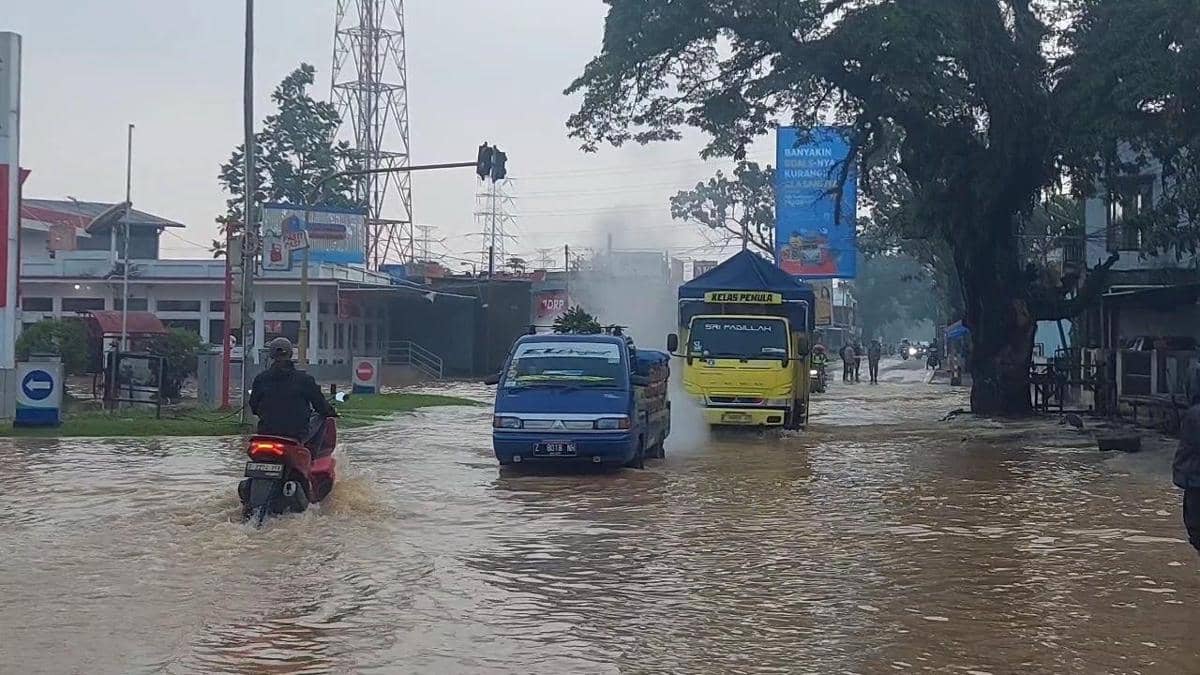 Akses Jalan Cijapati Bandung Sudah Tiga Hari Terendam Banjir