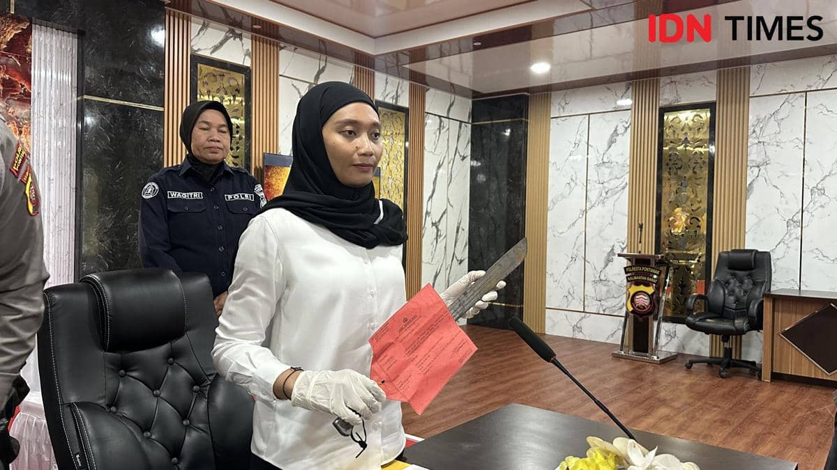 Barang bukti berupa parang 60 cm.