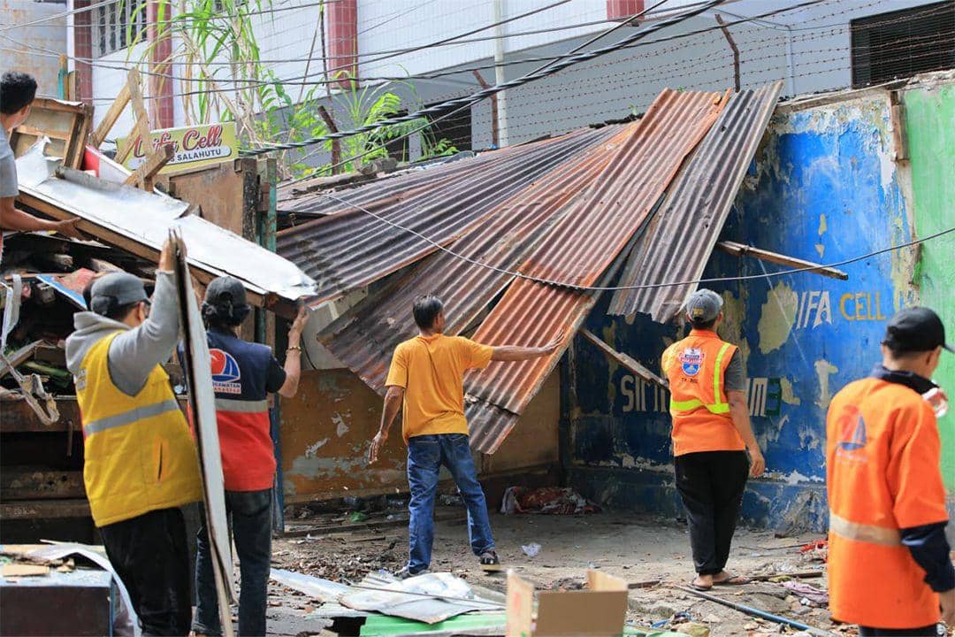Pemerintah Kecamatan Tallo menggalakkan penertiban tempat usaha yang menempati fasilitas umum trotoar. (Dok. Humas Pemkot Makassar)