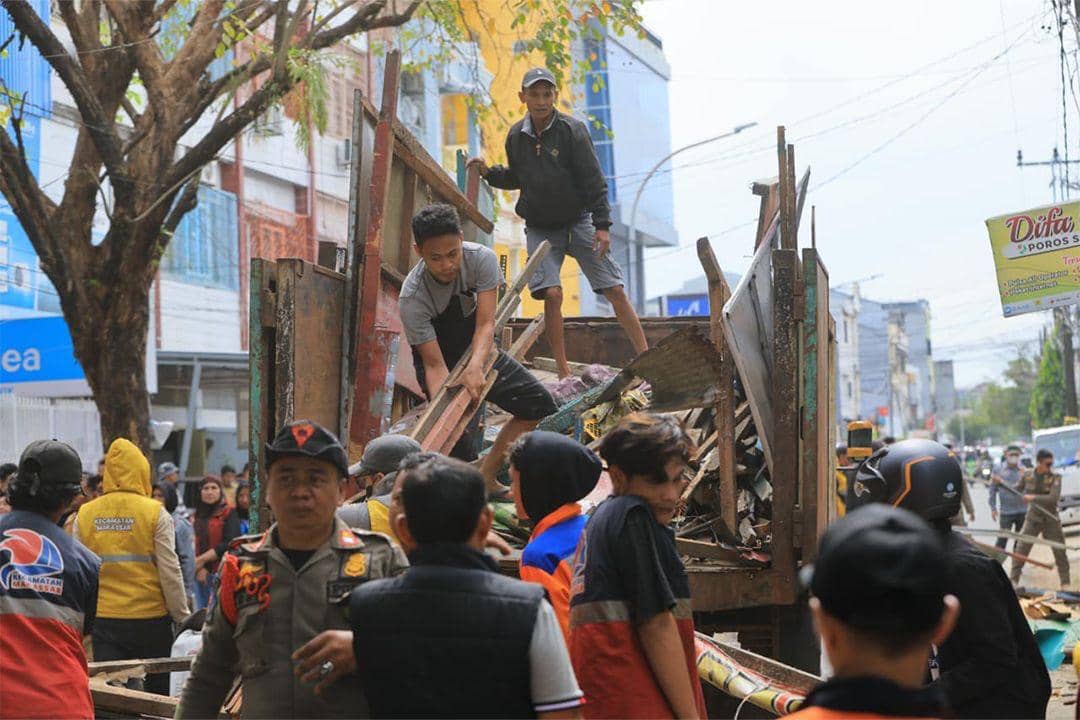Pemerintah Kecamatan Tallo menggalakkan penertiban tempat usaha yang menempati fasilitas umum trotoar. (Dok. Humas Pemkot Makassar)