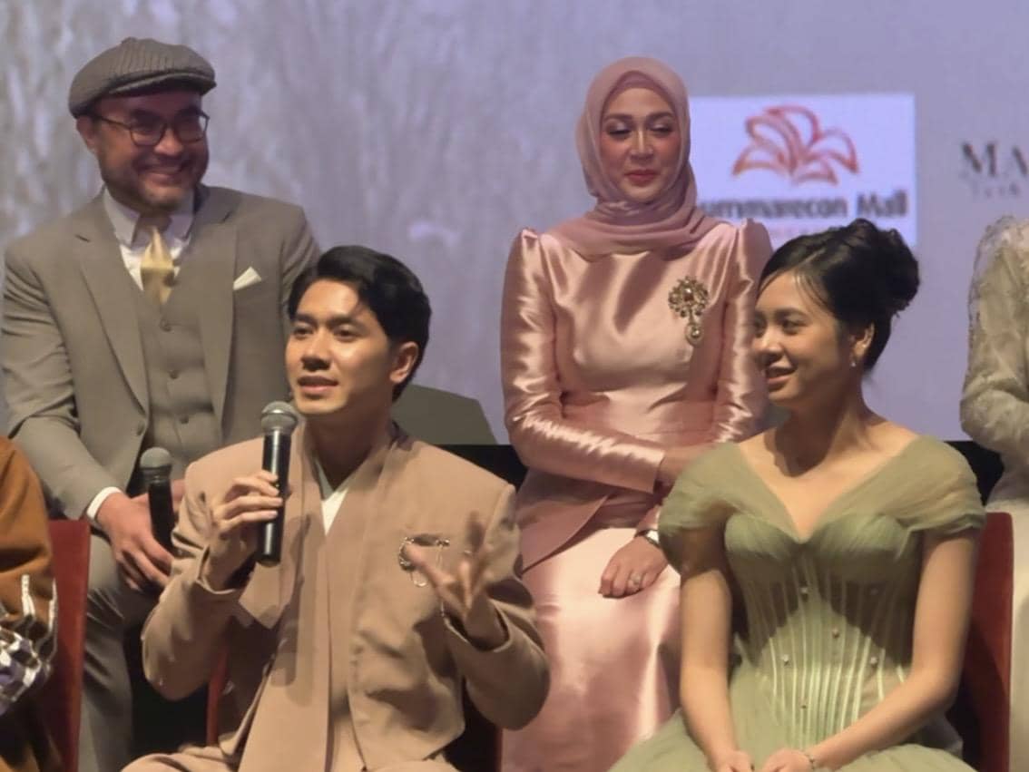 Emir Mahira dan Zee Asadel dalam konferensi pers pada Rabu (15/4/2026)