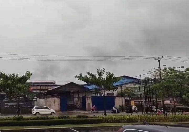 Warga Soroti Dugaan Polusi Pabrik di Pasar Kemis, Balita Alami ISPA