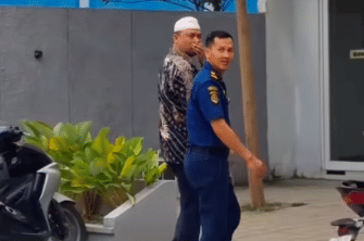 Narapidana kasus korupsi pertambangan di Kolaka Utara (Kolut), Sulawesi Tenggara, bernama Supriadi, diduga bebas berkeliaran di Kota Kendari pada Selasa (14/4/2026) siang. 