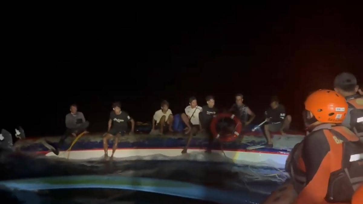 Perahu Berisi 8 Nelayan Terbalik Diterjang Ombak di Nusa Lembongan